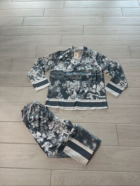 Print of wildlife scratch silk pajamas set